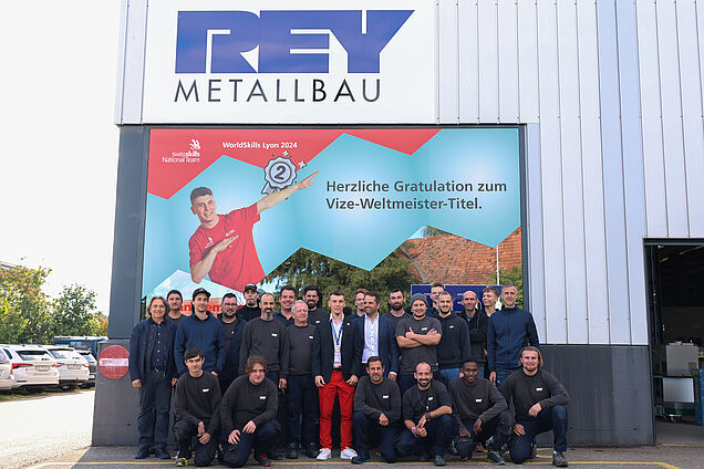 Das Team der Rey Metallbau AG freut sich über den Sieg von Julian Gemperli.